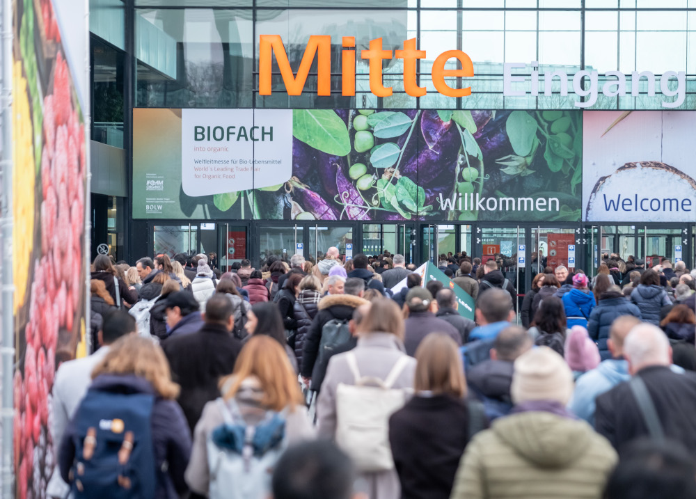 Viele Menschen strömen zum Eingang der Fachmesse Biofach