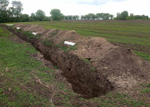 Schützengraben auf einem Acker