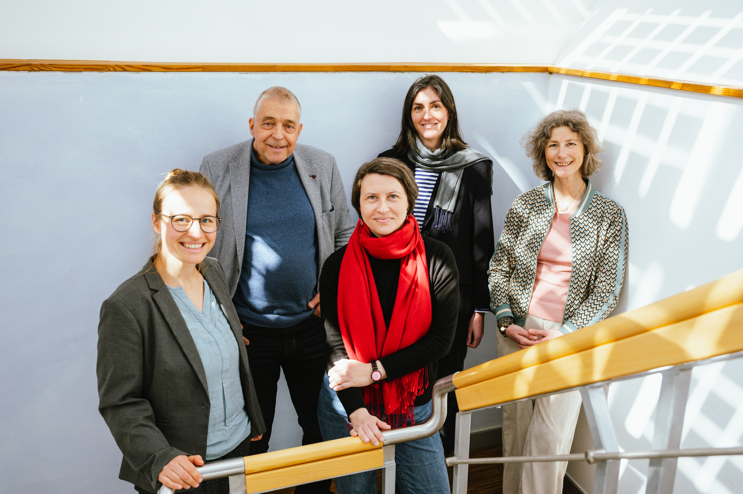 4 Frauen und ein Mann auf einem Gruppenfoto