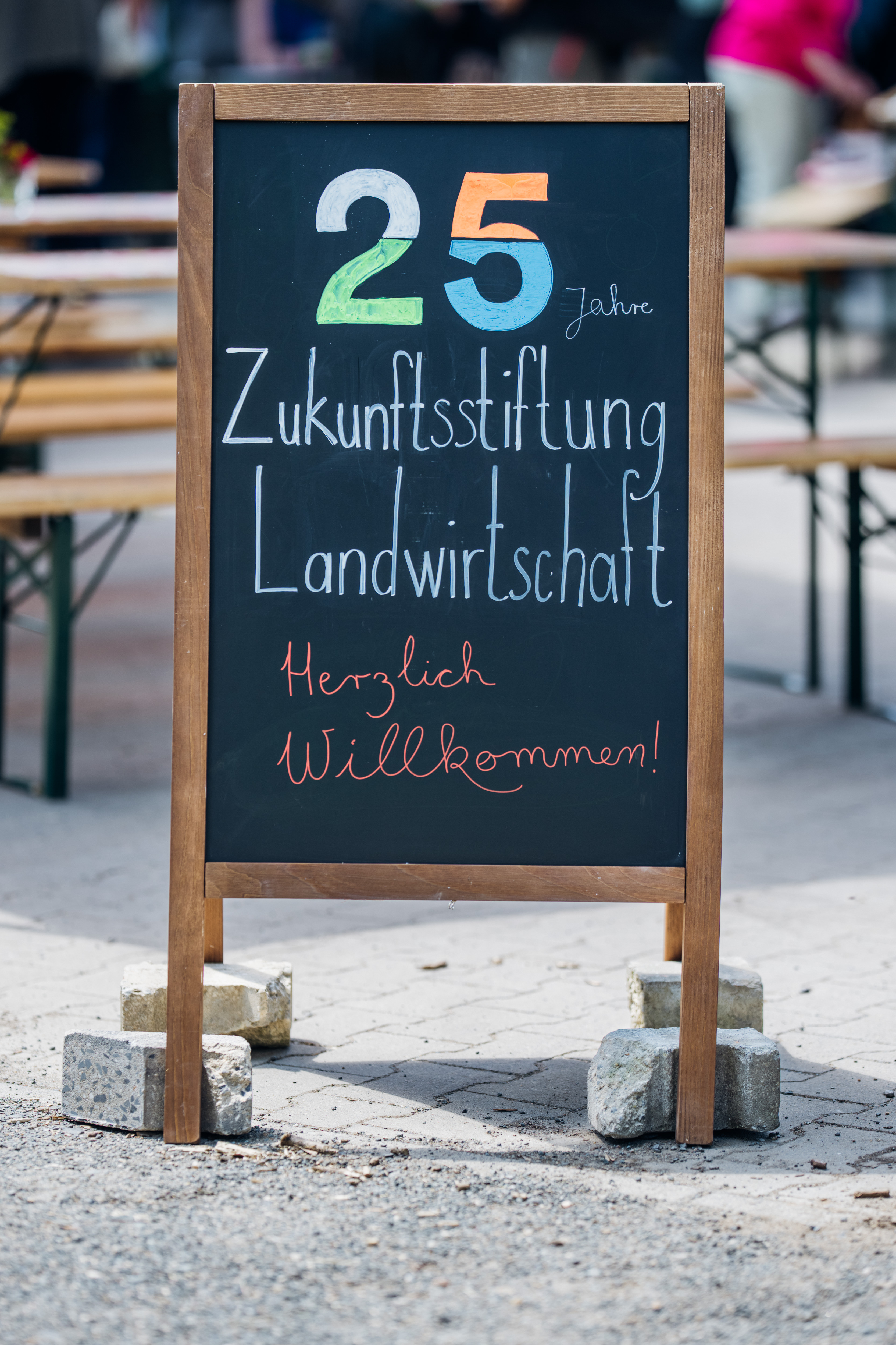 Foto: Stephan Münnich Eine Tafel mit der Aufschrift "25 Jahre Zukunftsstiftung Landwirtschaft - Herzlich Willkommen"