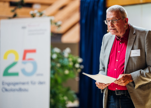 Foto: Stephan Münnich Oliver Willing begrüßt die Gäste auf der Bühne.