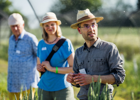 Foto: Stephan Münnich Carl Vollenweider und Gäste im Zuchtgarten