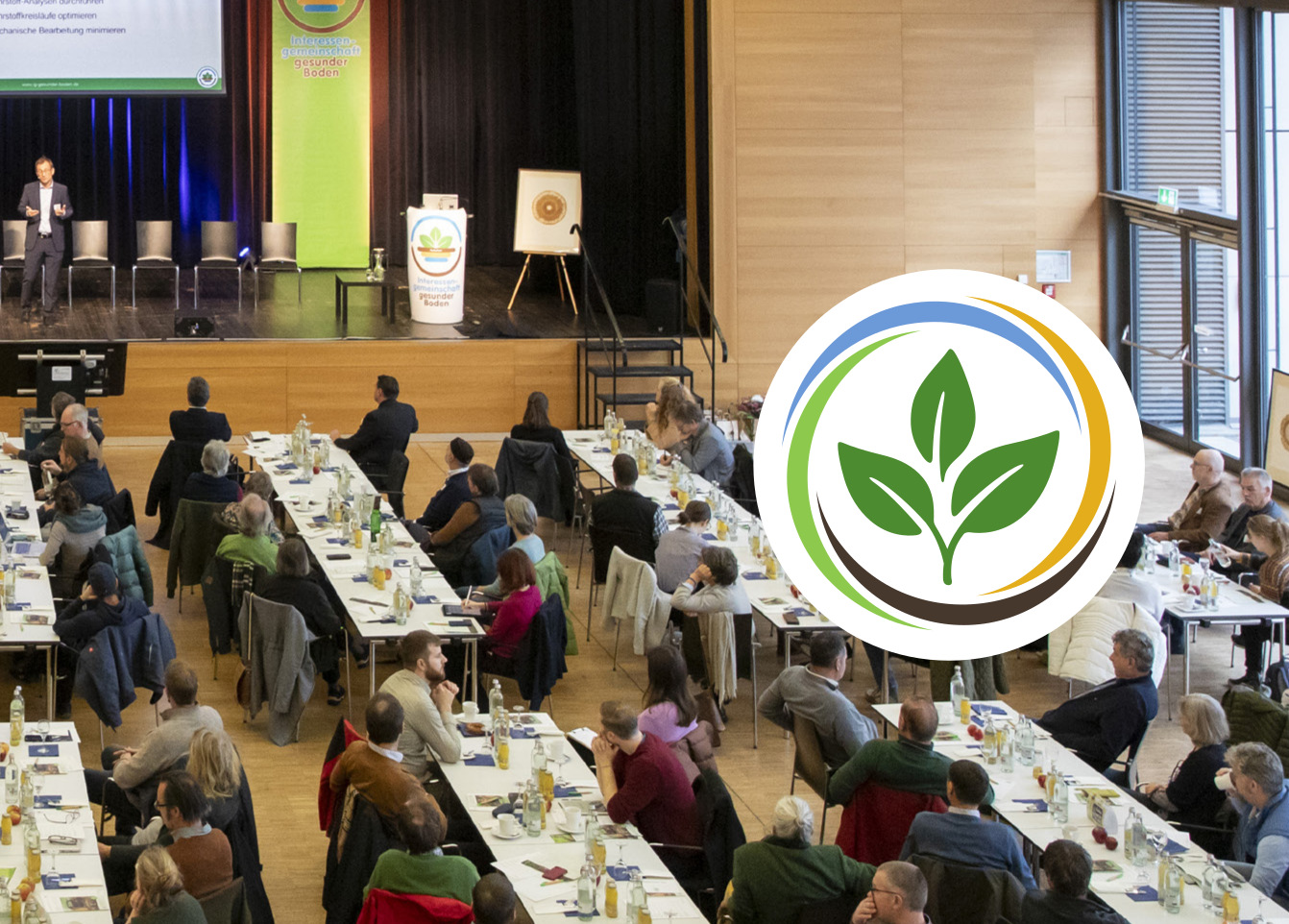 Zuhörer vor einem Podium