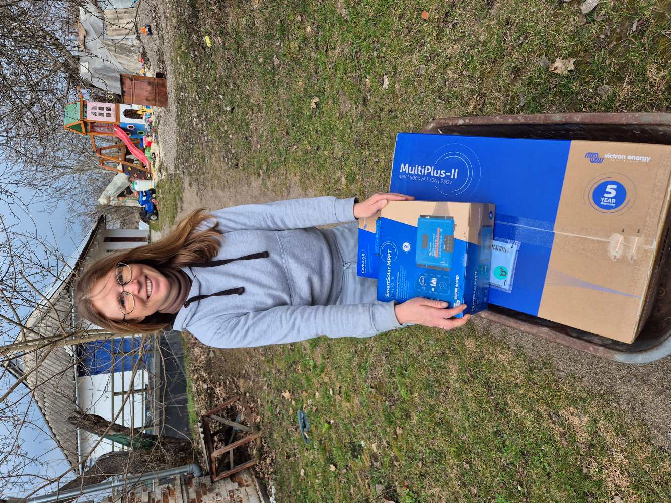 Eine Frau präsentiert die Technik, die für den Betrieb der Solarpanele notwendig sind.