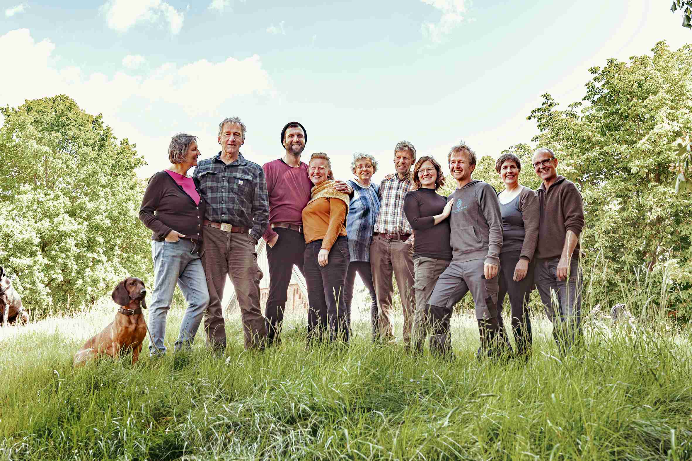 Eine gruppe Menschen schaut lachend in die Kamera