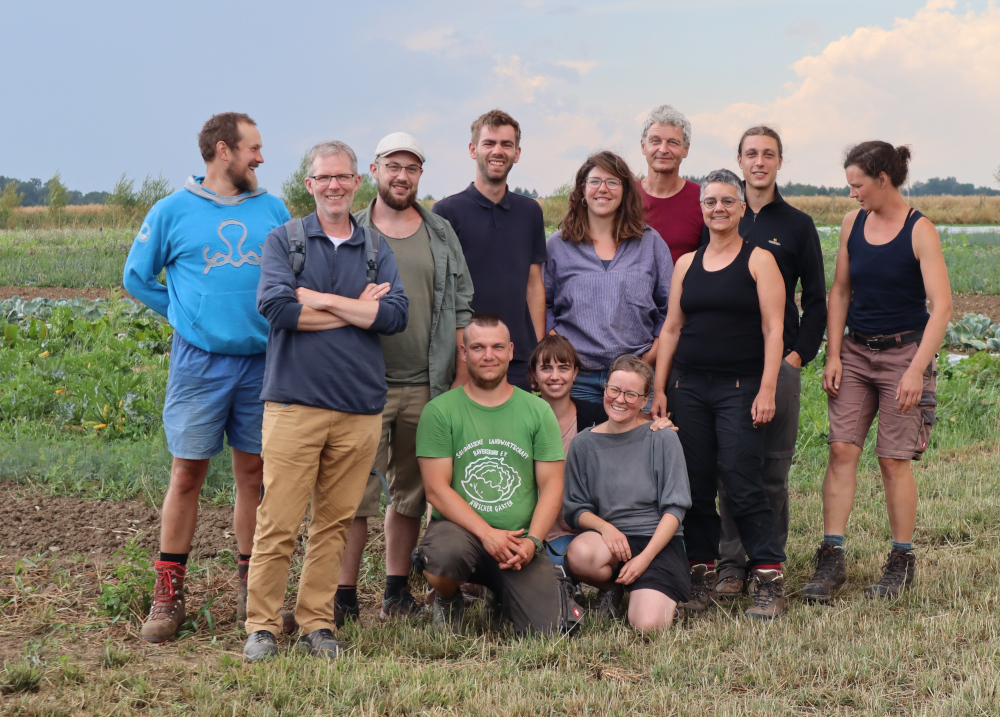 Gruppenfoto einer Meisterklasse der Landwirtschaft auf dem Acker