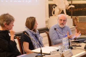 Drei Menschen diskutieren