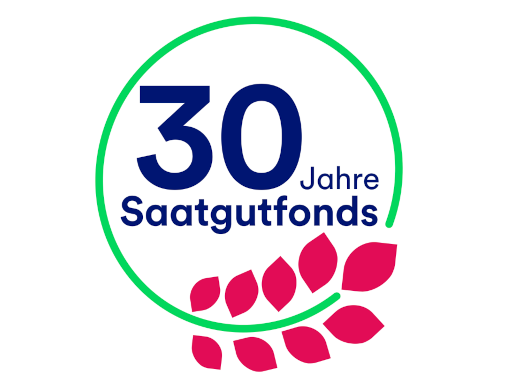 30 Jahre Saatgutfonds steht in blauer Schrift in einem grünen Kreis der durch rote Blätter unterbrochen wird.