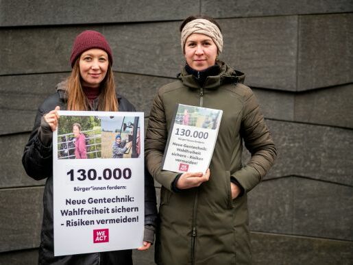 Zwei junge Frauen halten Plakate ihrer Petition hoch