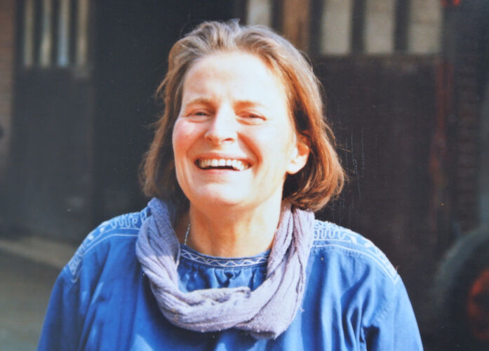 Das Bild zeigt die lachende, junge Ebba Bauer.