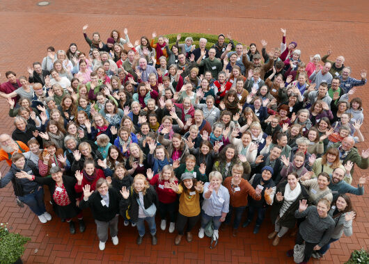 Gruppenfoto mit 180 Bauernhofpädagoginnen