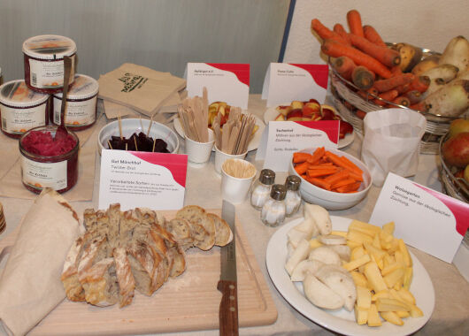 Kleingeschnittenes Brot und verschiedene Gemüsesorten