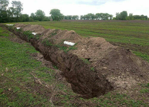 Schützengraben auf einem Acker
