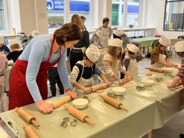 Kinder backen gemeinsam Plätzchen